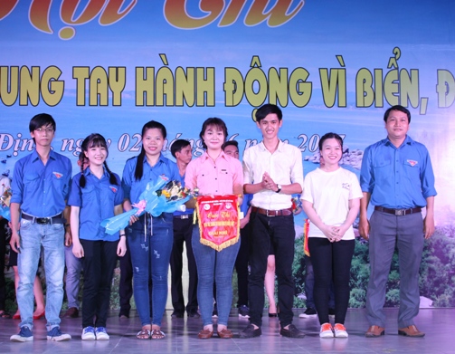  - Hình 3: Đ/c Hà Duy Trung - Phó Bí thư Tỉnh đoàn trao giải Nhì cho đội trường Đại học Quang Trung